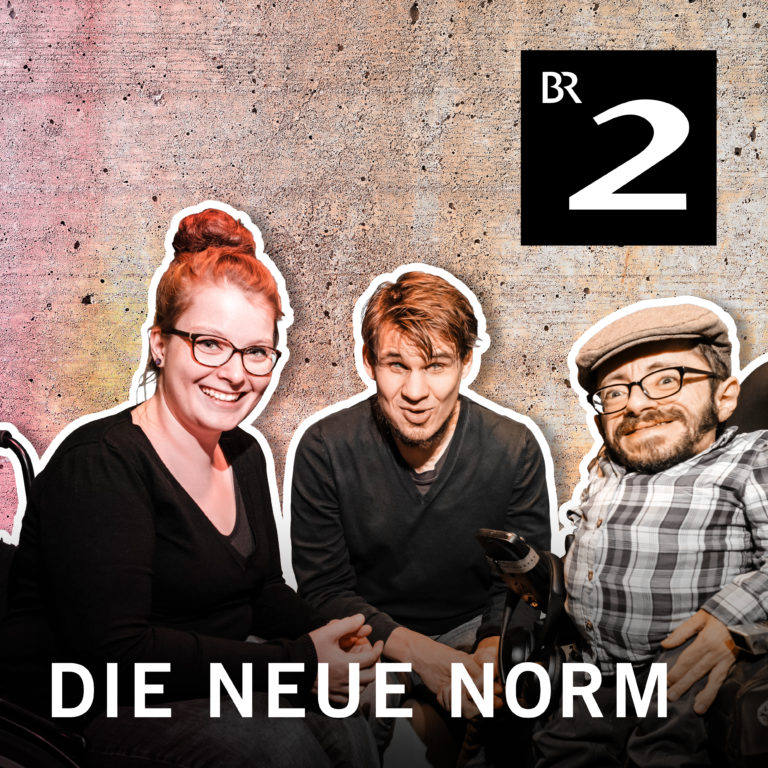 Judyta, Jonas und Raul sitzen vor einem beigen Hintergrund. Ihre Körper sind mit einem weißen Rand freigestellt. In der rechten oberen Ecke ist das Logo von Bayern zwei. Ein weisses B und eine zwei in einem schwarzen Quadrat. Unten steht "Die neue Norm".