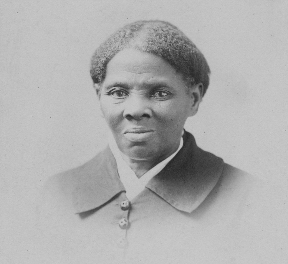 Schwarz-weiß Foto von Harriet Tubman. Eine schwarze Frau mittleren Alters, die in die Kamera guckt.
