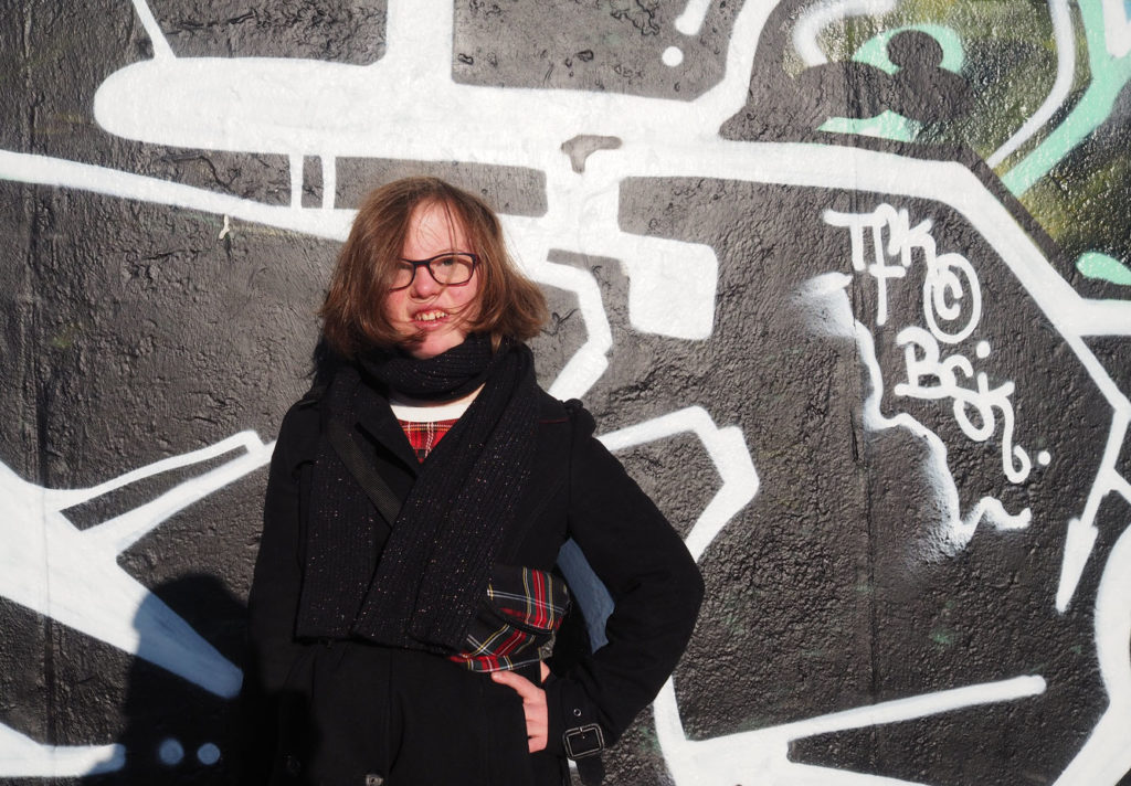 ein portraitbild von Natalie Dedreux vor einem Graffito
