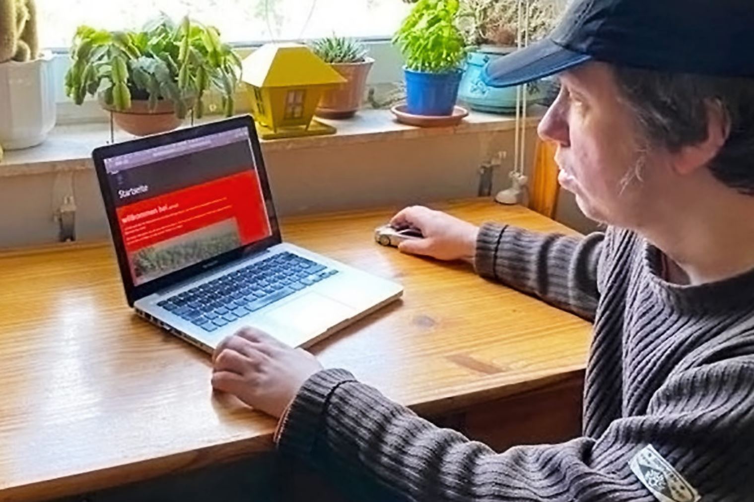 ein mann sitzt vor seinem laptop
