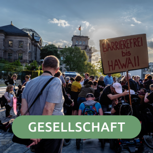 Bild von einer Demonstration und dem Text Gesellschaft