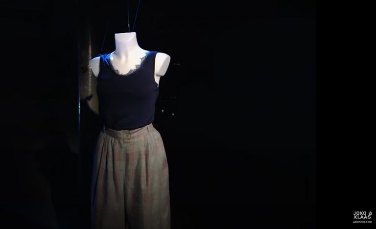 Eine Kleiderpuppe in der Dunkelheit. Sie trägt ein Top und Hosen