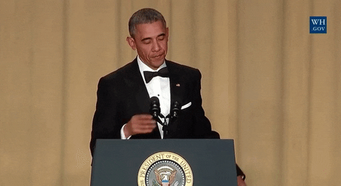 Ein Gif von Ex-US-Präsident Brack Obama. Er lässt ein Mikrofon nach einer Rede absichtlich fallen.