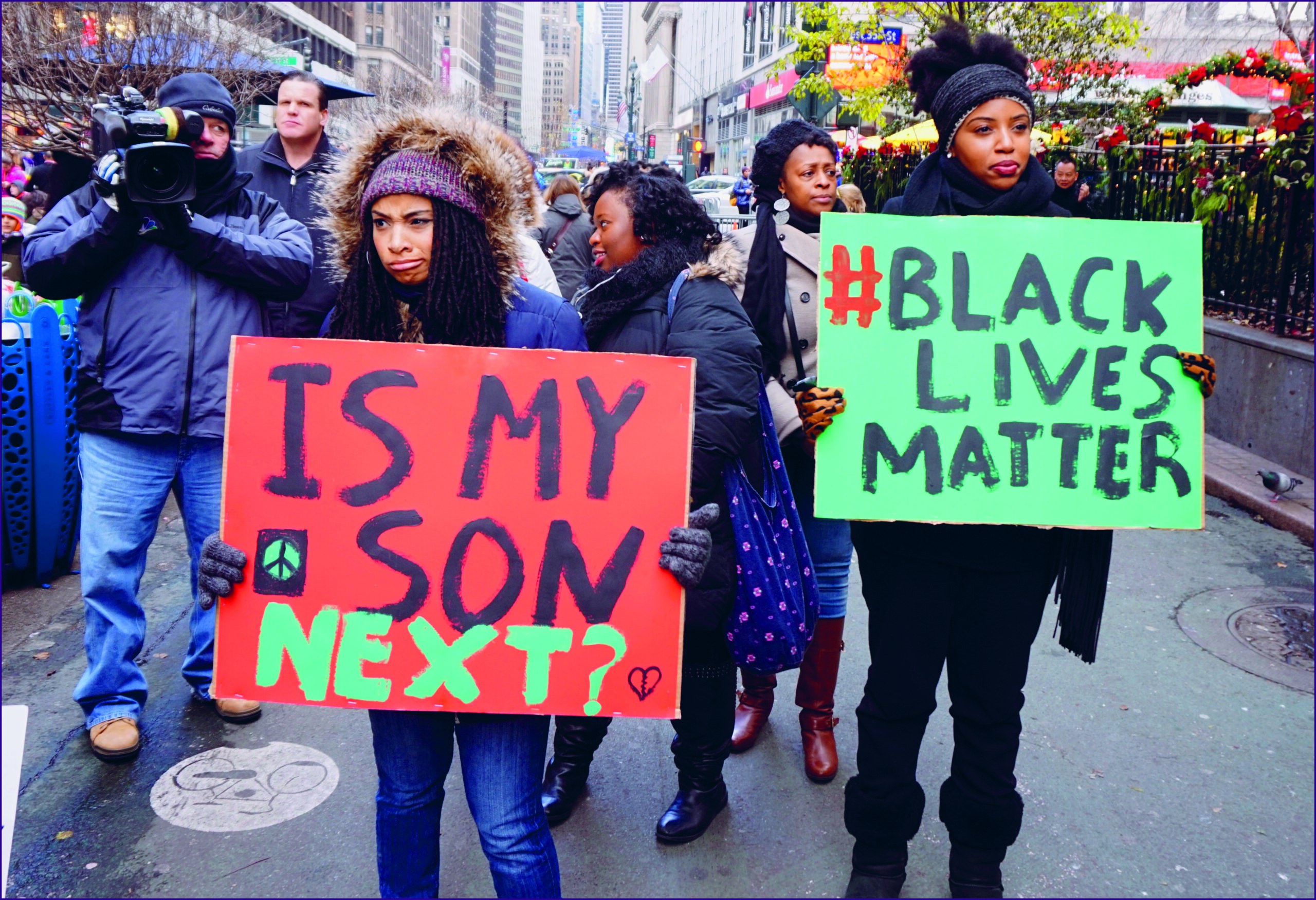 schwarze menschen bei einem protest auf der straße. auf schildern steht black lives matter und is my son next?