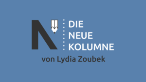 Das Logo von Die Neue Norm auf blauem Grund. Rechts davon steht: Die Neue Kolumne. Unten steht: Von Lydia Zoubek
