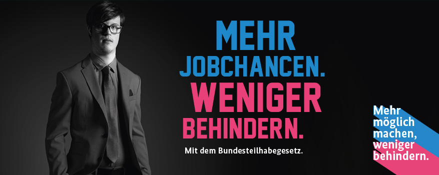 Schwarzes Plakat das eine Person mit Down-Syndrom im schatten zeigt. Daneben der Text: Mehr Jobchancen. Weniger Behindern. mit dem Bundesteilhabegesetz.