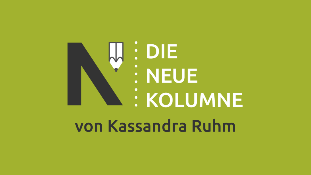 Das Logo von Die Neue Norm auf hellgrünem Grund. Rechts davon steht: Die Neue Kolumne. Unten steht: Kassandra Ruhm.