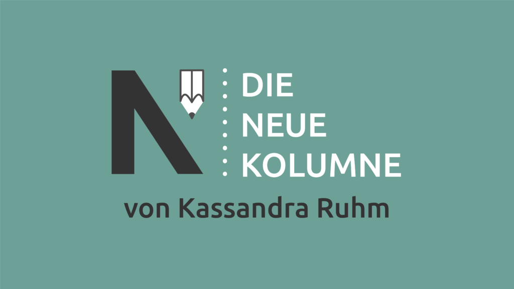 Das Logo von die neue Norm auf mintfarbenen Grund. Rechts davon steht: Die Neue Kolumne. Unten steht: Von Kassandra Ruhm.