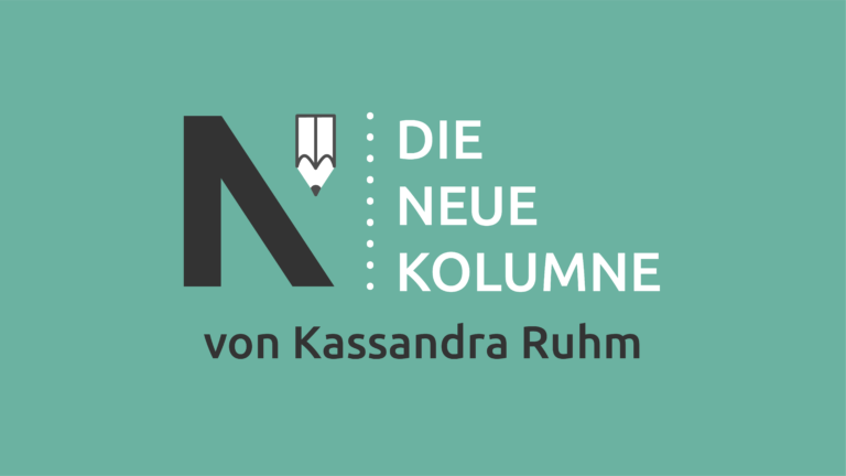 Das Logo von die neue Norm auf grünem Grund. Rechts davon steht: Die Neue Kolumne. Unten steht: Von Kassandra Ruhm.