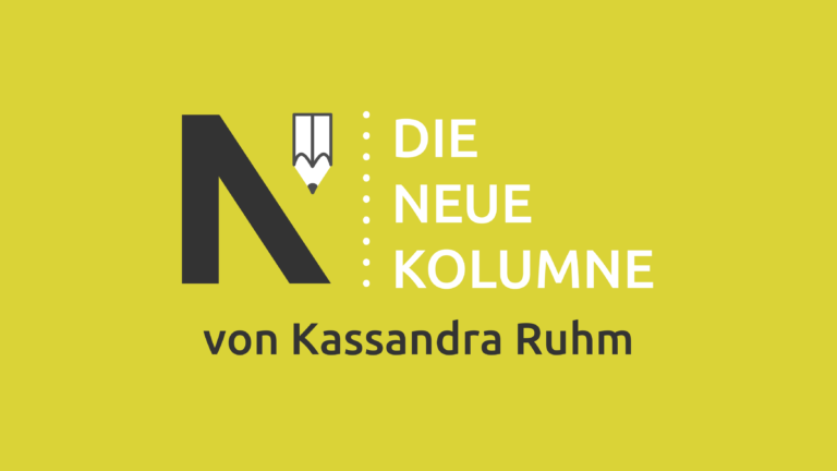 Das Logo von die neue Norm auf hellgelbem Grund. Rechts davon steht: Die Neue Kolumne. Unten steht: Von Kassandra Ruhm.
