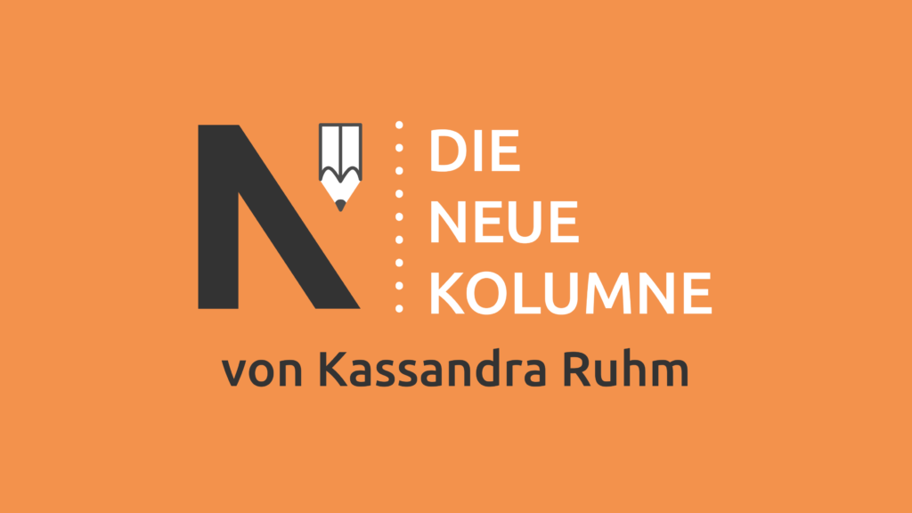 Das Logo von die neue Norm auf orangem Grund. Rechts davon steht: Die Neue Kolumne. Unten steht: Von Kassandra Ruhm.
