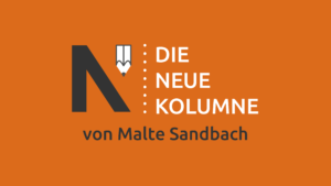 Das Logo von die neue Norm auf orangem Grund. Rechts davon steht: Die Neue Kolumne. Unten steht: Von Malte Sandbach.