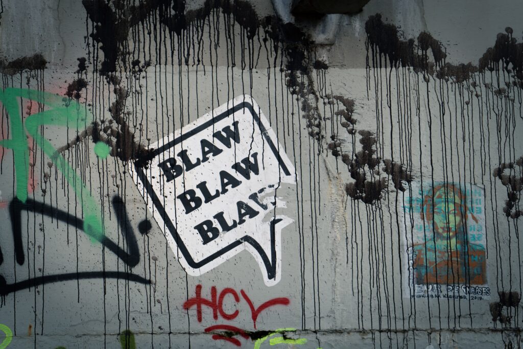 Eine Grafik einer Sprechblase, in der die Wörter "Blaw, blaw, blaw" stehen.