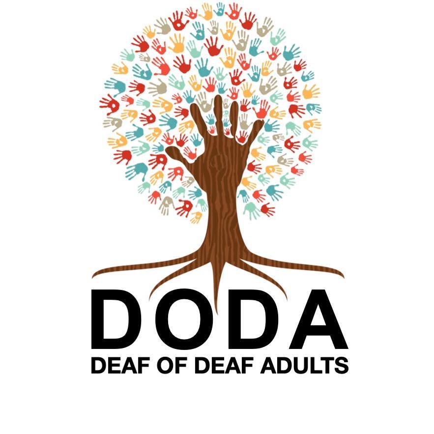 Logo von Doda. Eine große braune Hand symbolisiert einen Baumstamm und mehrere kleine bunte Hände die Blätter. Darunter steht DODA - Deaf of deaf adults"
