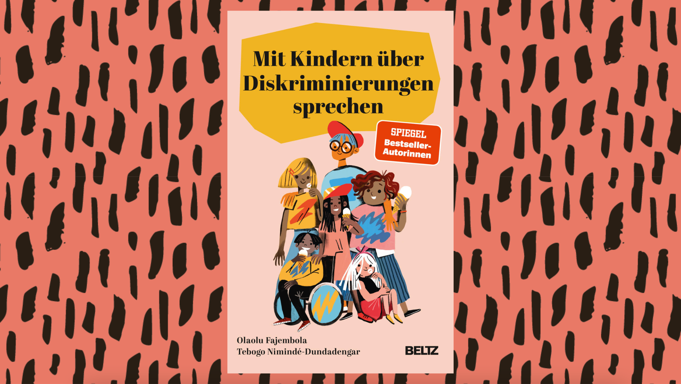 Das Cover des Buches "Mit Kindern über Diskriminierung sprechen" ist auf einem pfirsichfarbenen Hintergrund mit schwarzen, unregelmäßogen Pinselstrichen zu sehen.