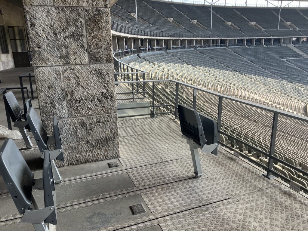 Die neuen Rollstuhlplätze im Berliner Olympiastadion. Die Sitze lassen sich über Schienen nach vor und hinten verschieben.