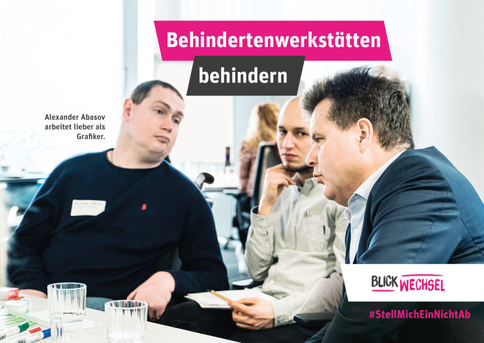 Menschen mit Behinderungen reden miteinander. Darüber der Solgan: Behindertenwerkstätten behindern.