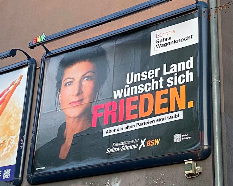 Links ist ein Porträtfoto von Sahra Wagenknecht, rechts steht: Unser Land wünscht sich Frieden. Aber die alten Parteien sind taub.“