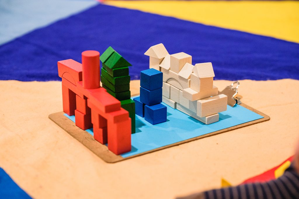 Bunte Bausteine auf einem Teppich