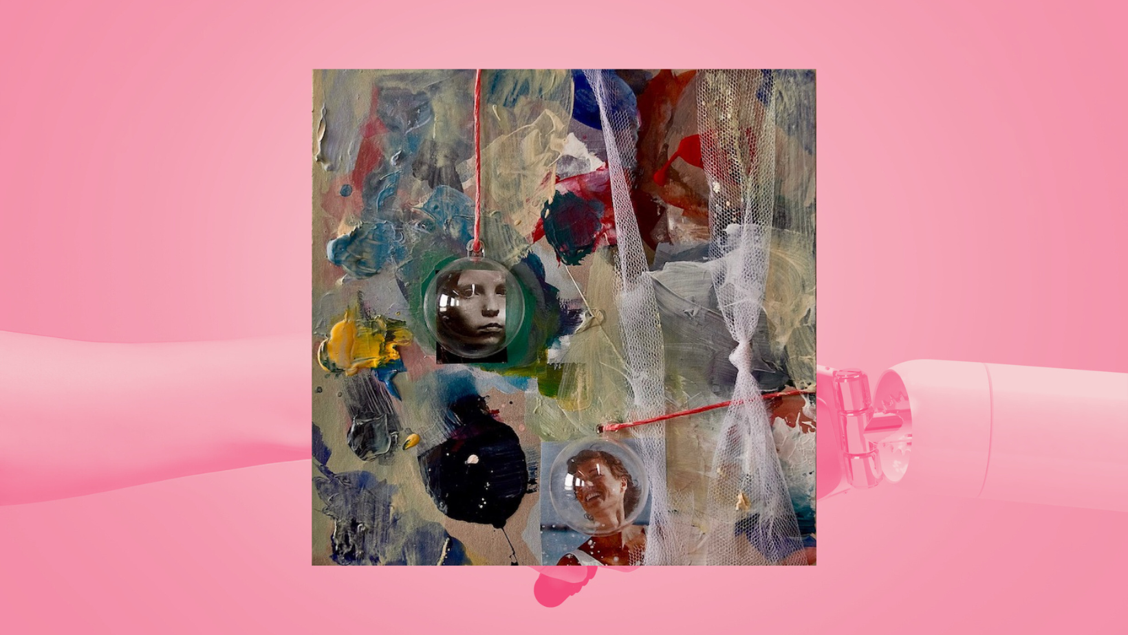 Mixed-Media Collage aus Farbklexen, transparenten, weißen Stoffen und zwei Fotografien eines Kindes und einer Frau, die jeweils hinter einer runden Glasglocke sind. Bildhintergrund ist ein menschlicher und ein Roboterarm, die sich hinter dem Bild treffen.