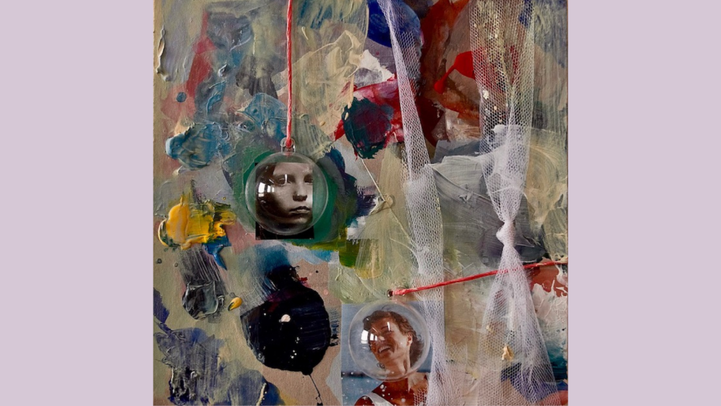 Mixed-Media Collage aus Farbklexen, transparenten, weißen Stoffen und zwei Fotografien eines Kindes und einer Frau, die jeweils hinter einer runden Glasglocke sind. Bildhintergrund ist zart lila.
