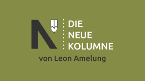 Tannengrünes Hintergrundbild mit dem Logo „Die Neue Kolumne“ von Leon Amelung