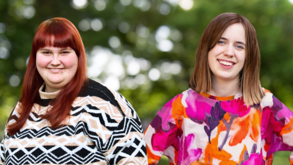 Porträt von zwei Personen: Die eine mit langen, rotbraunen Haaren und langem Pony trägt einen schwarz-weiß-beige gemusterten Pullover und lächelt in die Kamera. Die andere mit schulterlangen, braunen Haaren und einem bunt gemusterten Oberteil. Beide lächeln in die Kamera. Im Hintergrund ist eine grüne Pflanze.