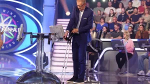 Günter Jauch ist im „Wer wird Millionär“-Studio und hält Krücken in der Hand.