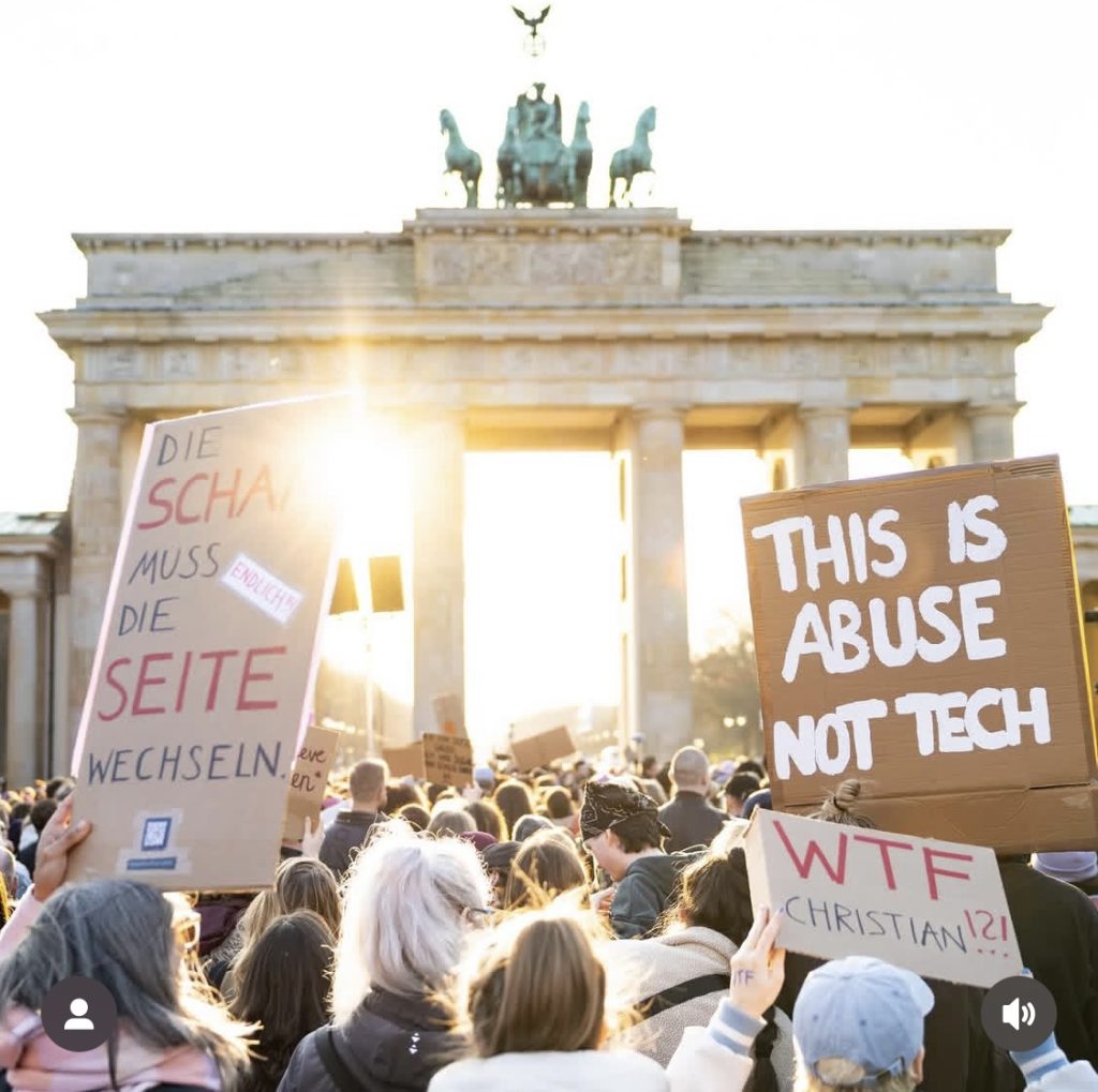 Demo vor dem Brandenburger Tor, Plakat 1: Die Scham muss endlich die Seite wechseln, Plakat 2: This is Abuse not tech, Plakat 3: WTF Christian!?!