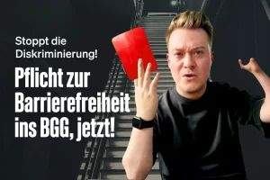 René hält eine rote Karte in die Kamera. Daneben steht: „Stoppt die Diskriminierung. Pflicht zur Barrierefreiheit ins BGG, jetzt!“