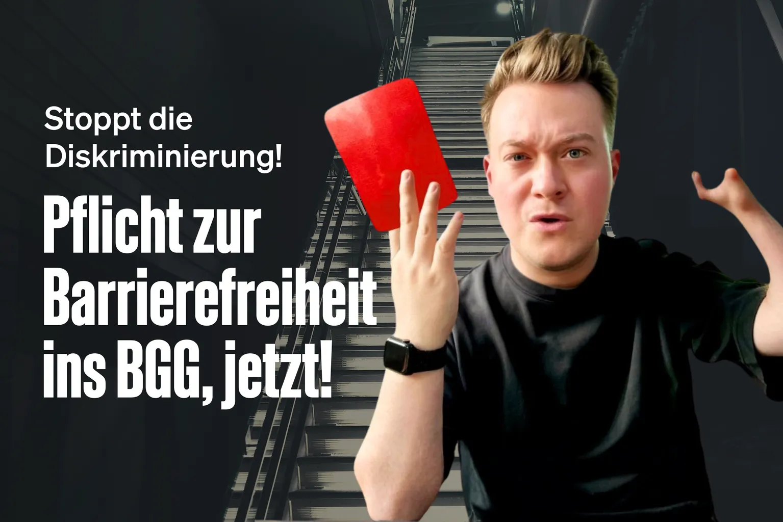 René hält eine rote Karte in die Kamera. Daneben steht: „Stoppt die Diskriminierung. Pflicht zur Barrierefreiheit ins BGG, jetzt!“