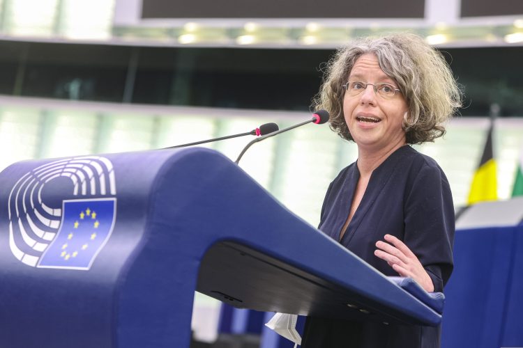 Katrin Langensiepen am Rednerpult im EU Parlament.